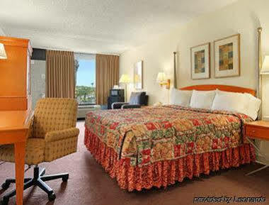 Express Inn & Suites Clearwater Pinellas Park Exterior foto